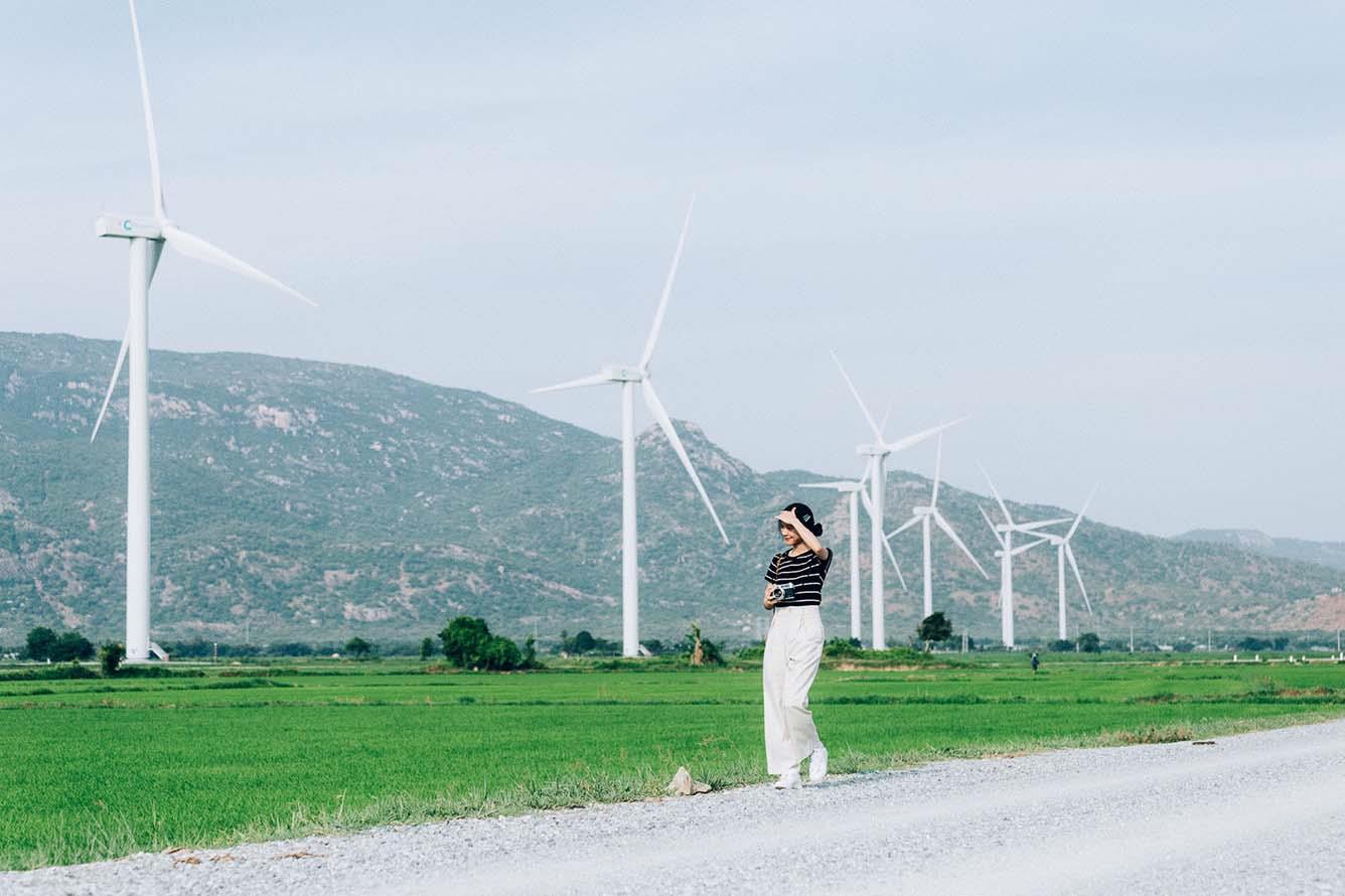 Cánh đồng điện gió Đầm Nại - Điểm check-in Ninh Thuận thu hút giới trẻ đang “hot” rần rần trên mạng